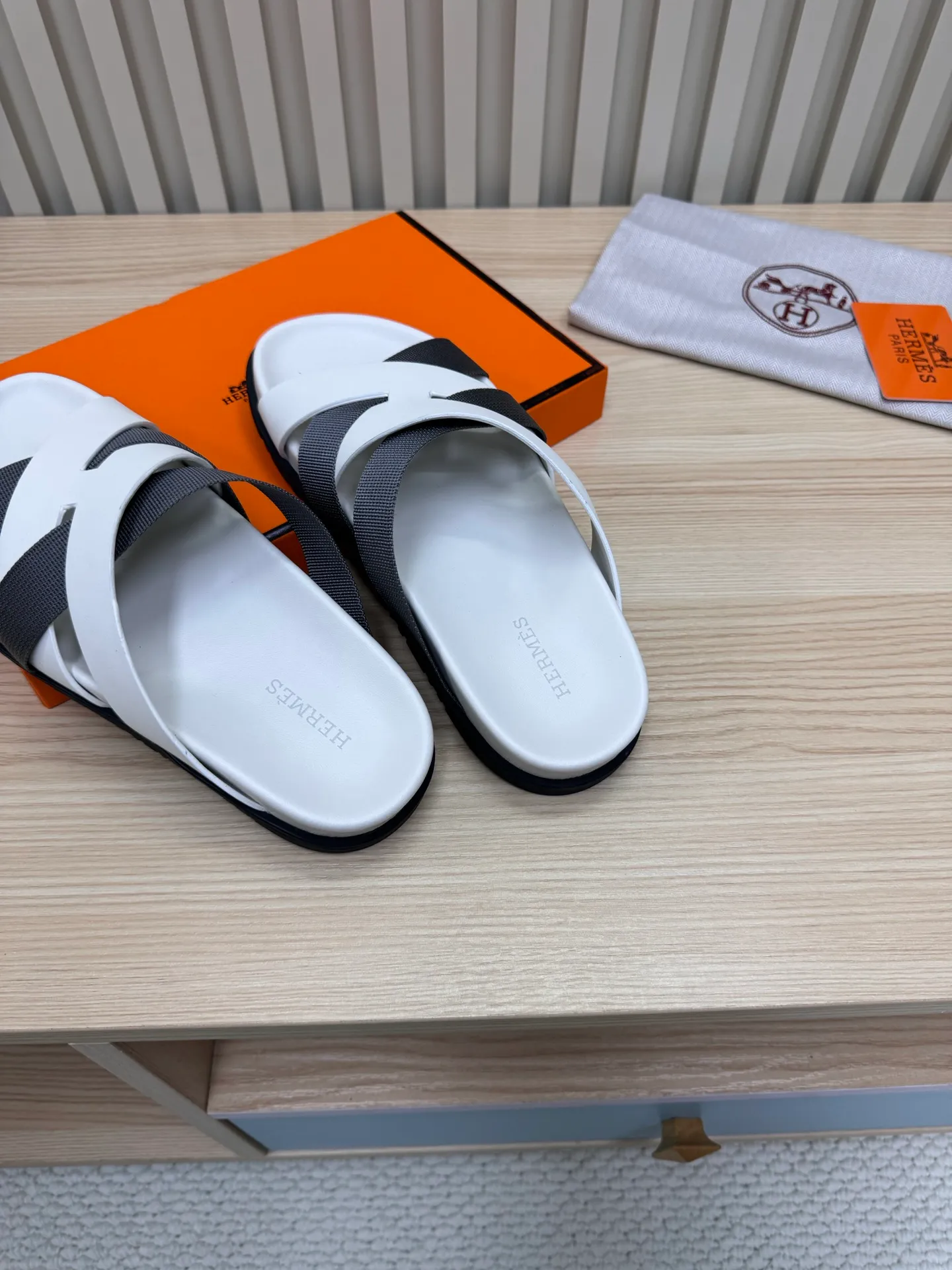 👟👟Ex-factory price 502👟👟 (Top version) Hermes 🐎The extremely popular couple's second uncle slippers/the latest snake print sandals and slippers, paired with various colorful socks, so trendy!  ———————— Upper: imported cowhide/sheep leather/cloth/palmprint leather lining: imported cowhide/sheepskin outsole: Tpu non-slip and wear-resistant outsole Female size: 35-42 (40.41.42 non-returnable and non-exchangeable) Male code: 39-45 (45 non-returnable and non-exchangeable)